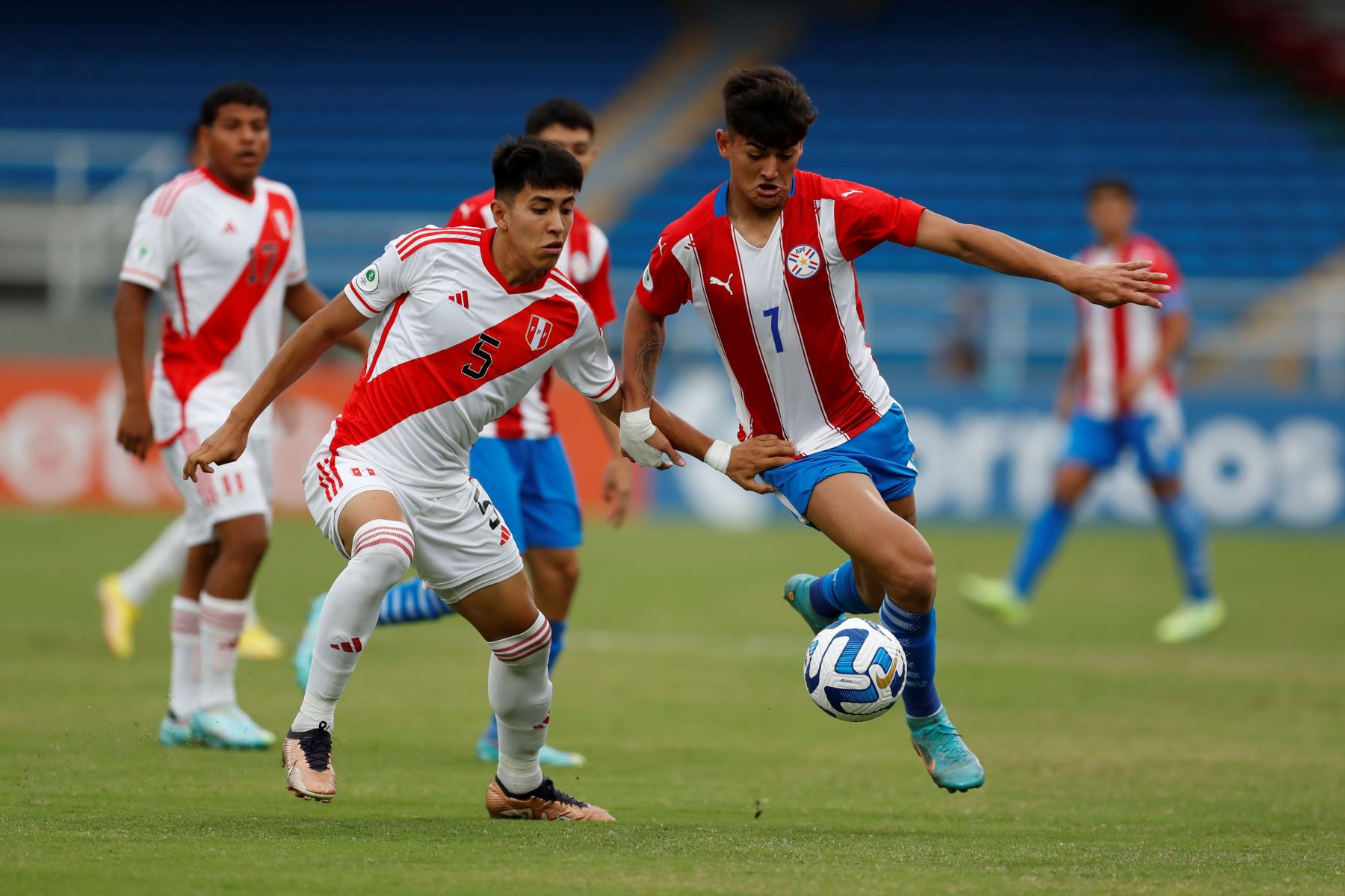 Diego González (d) de Paraguay disputa un balón con Junior Aguirre de Perú en el Sudamericano Sub 20. Foto: EFE.
