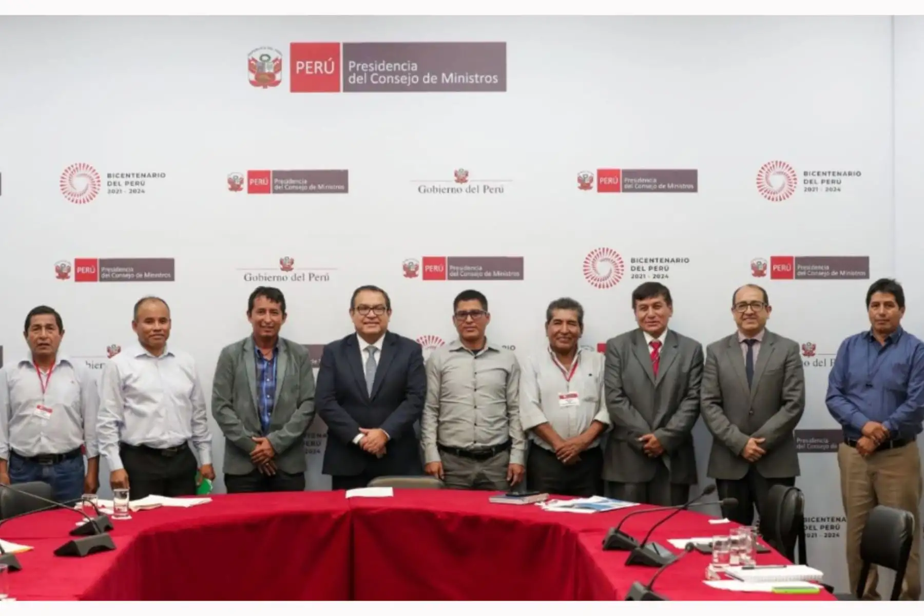 El jefe del Gabinete, Alberto Otárola, con representantes del Comité de Distritalización de Sangani en la sede de la Presidencia del Consejo de Ministros (PCM).