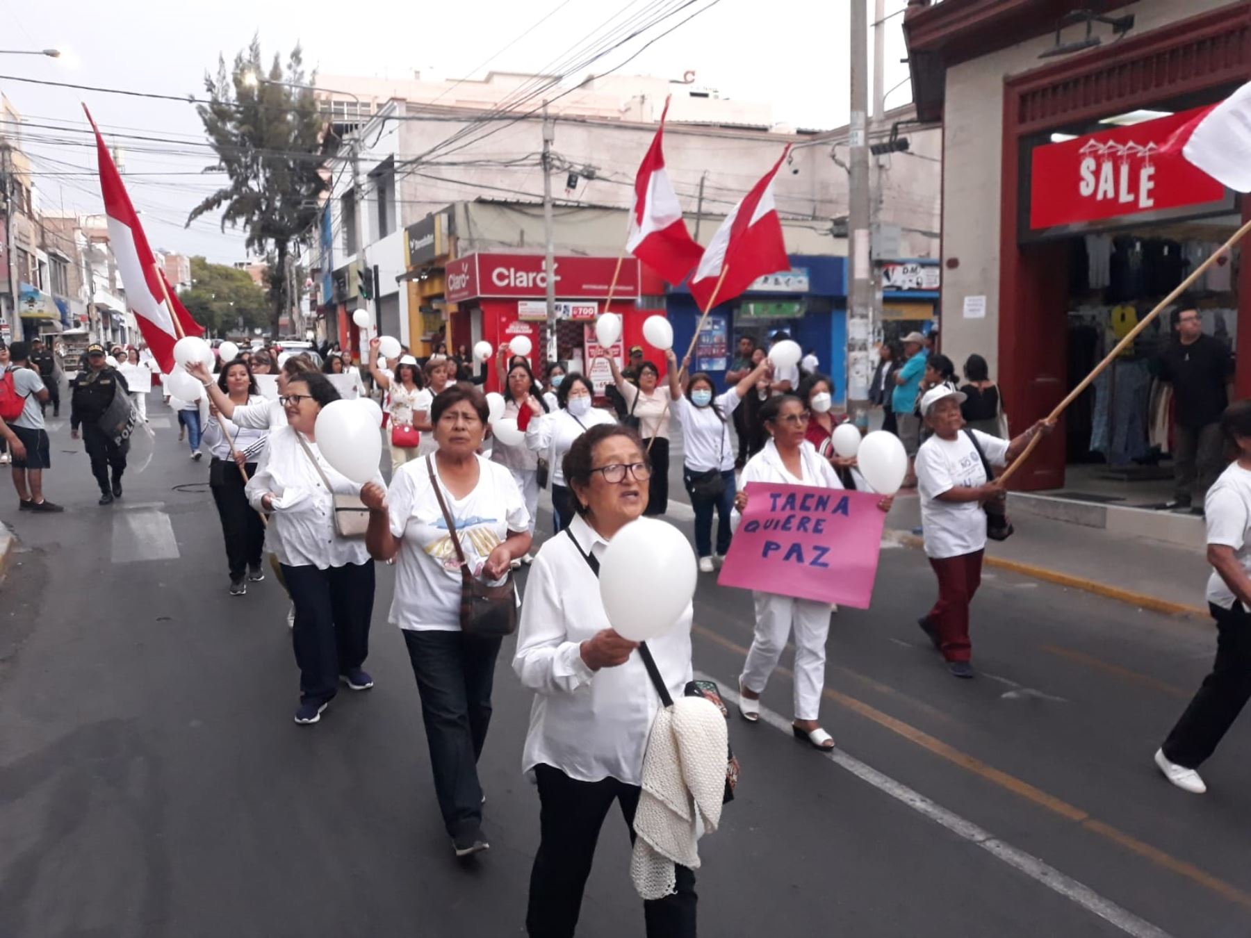 Con marcha por la paz, cientos de ciudadanos de Tacna pidieron el cese de la violencia durante las protestas. Foto: Yudith Aguilar.