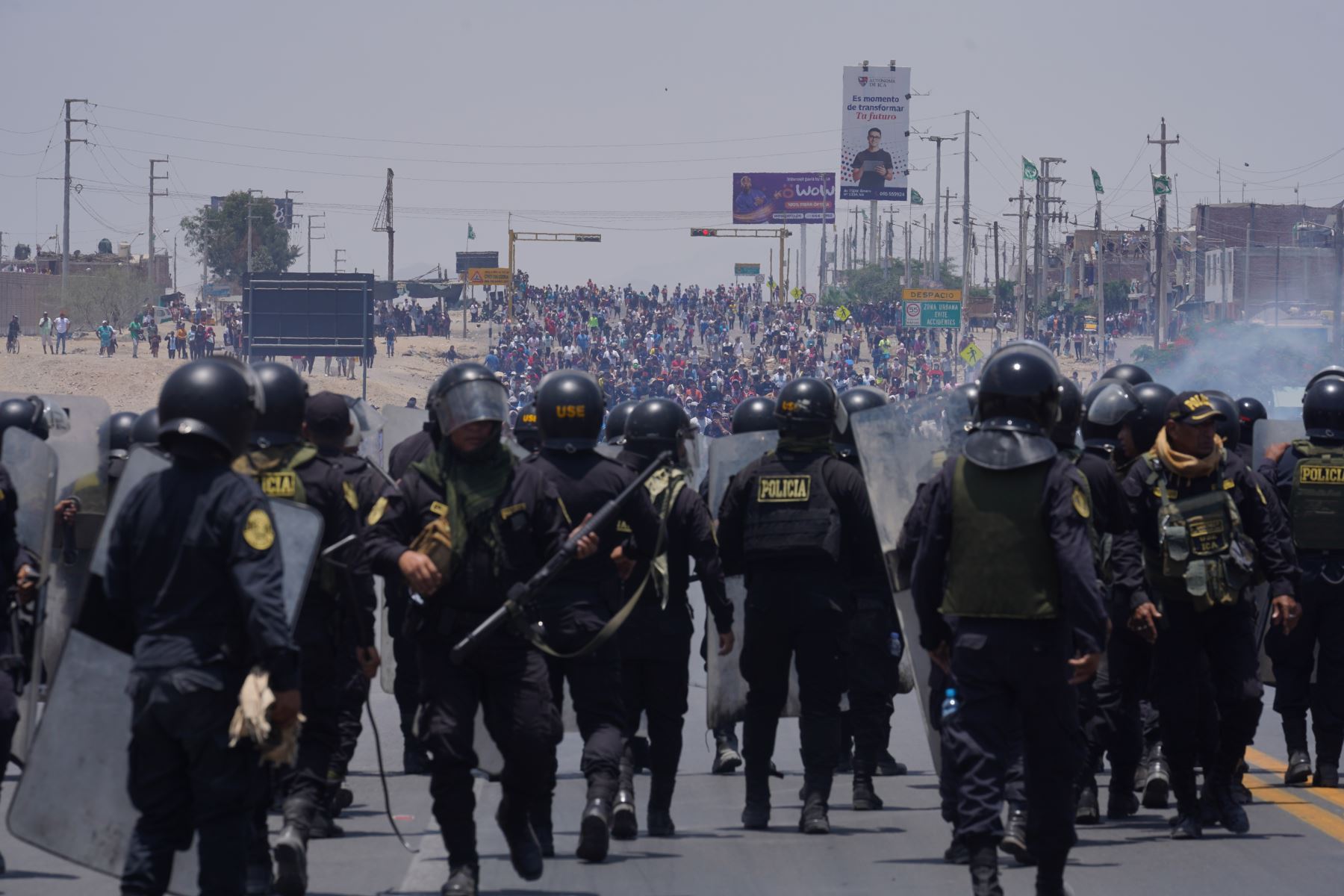 La Policía Nacional realiza operativo para desalojar a los manifestantes que bloquean la carretera Panamericana Sur en Ica desde el jueves 19 de enero. Foto: Genry Bautista