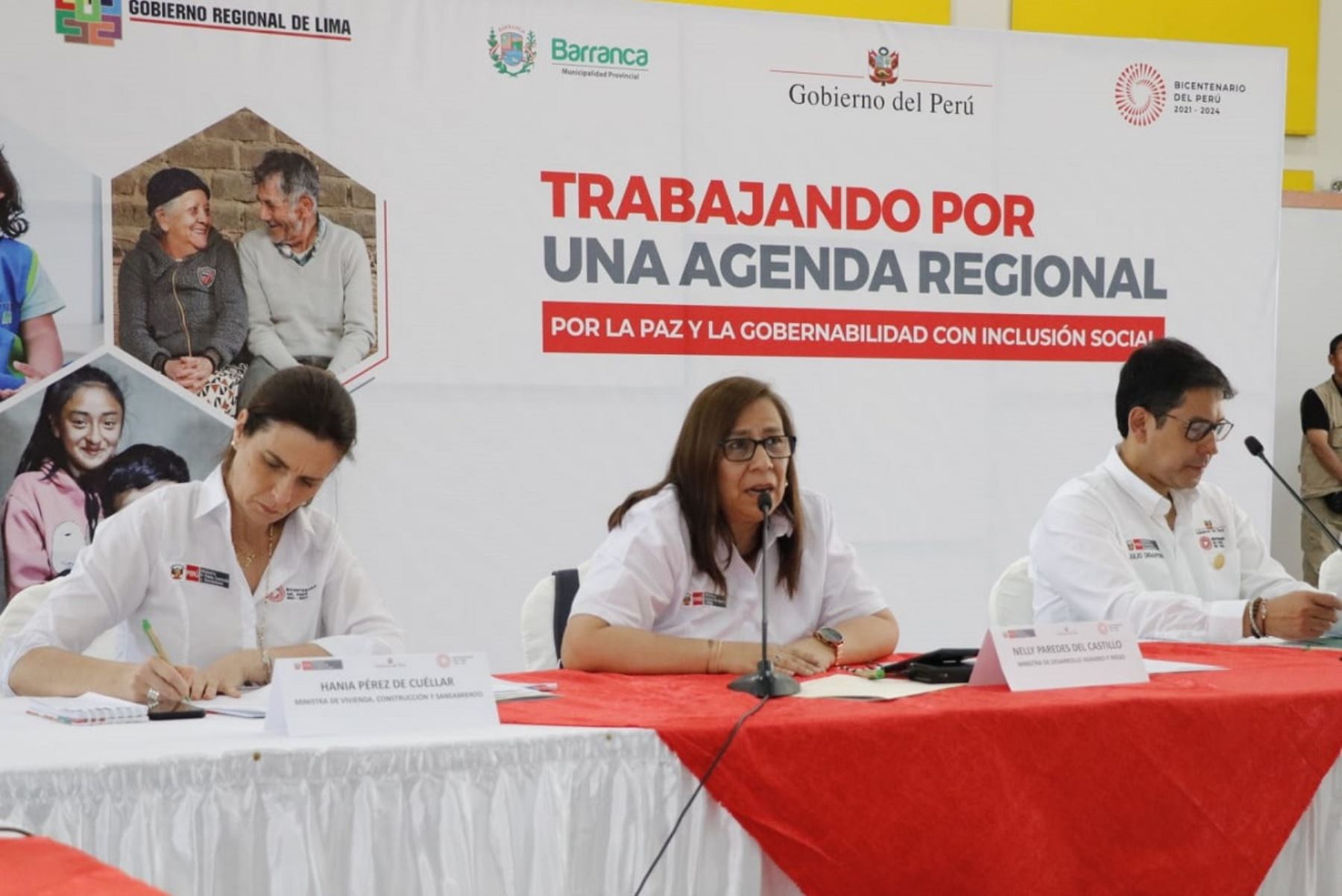 Ministra de Desarrollo Agrario y Riego, Nelly Paredes (al centro), dialoga con autoridades locales y de la región Lima, en Barranca. Foto: Cortesía.
