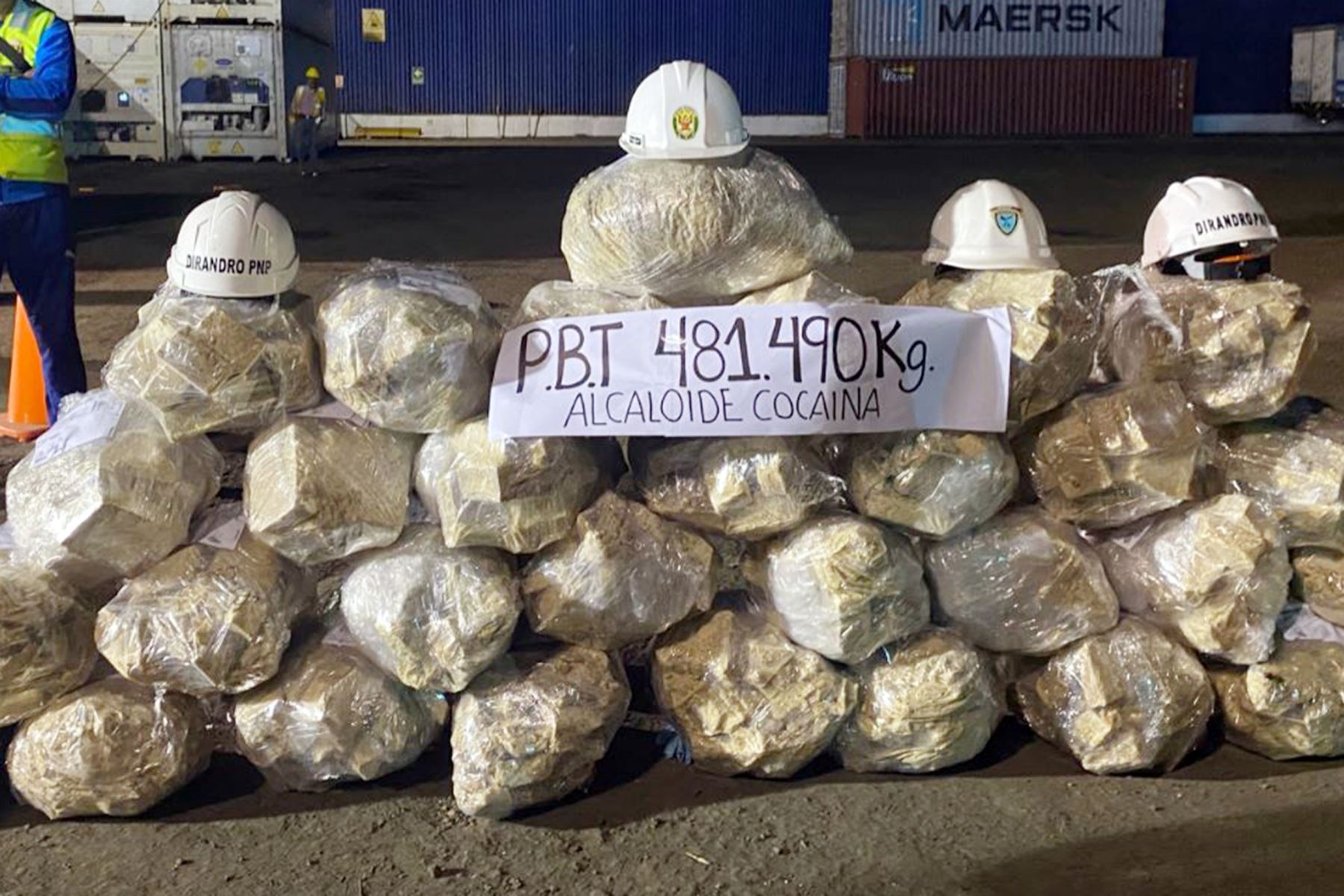 Un nuevo golpe al narcotráfico internacional fue asestado gracias a la efectiva acción de los agentes de la Dirección Antidrogas (Dirandro) de la Policía Nacional del Perú (PNP), quienes decomisaron 1519 kilogramos de alcaloide de cocaína en cuatro operativos realizados en el Callao.
Foto: ANDINA/MININTER