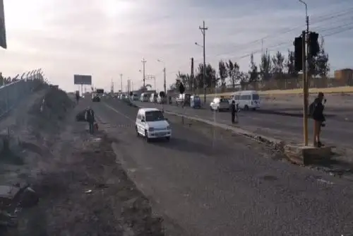 El puente Añashuayco es el único punto en la ciudad de Arequipa que permanece bloqueado; en otras zonas el tránsito es normal, así como las actividades comerciales, bancarias y sociales.