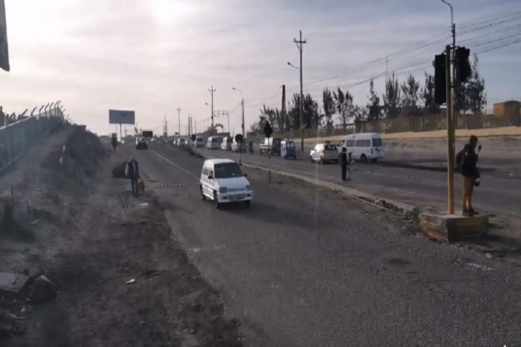 El puente Añashuayco es el único punto en la ciudad de Arequipa que permanece bloqueado; en otras zonas el tránsito es normal, así como las actividades comerciales, bancarias y sociales.
