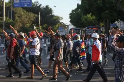 Una nueva manifestación se inicia en Lima con incidentes.
