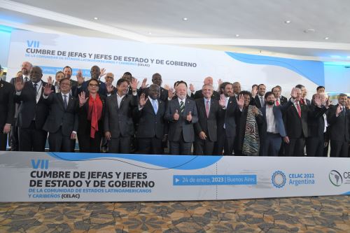 Los jefes y jefas de Estado posan para la foto grupal durante la jornada inaugural de la VII Cumbre de la Celac en Buenos Aires (Argentina). Foto: EFE