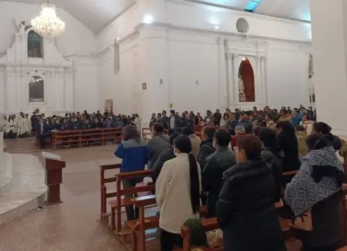 Cientos de fieles participaron de la misa de novenas, acto con el que empezaron las actividades religiosas de la Festividad de la Virgen de la Candelaria. Foto: Juan Humberto Ccopa.