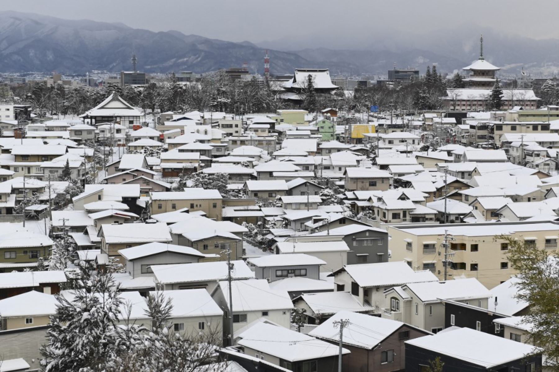 Los tejados están cubiertos de nieve en Nagano. Foto: AFP