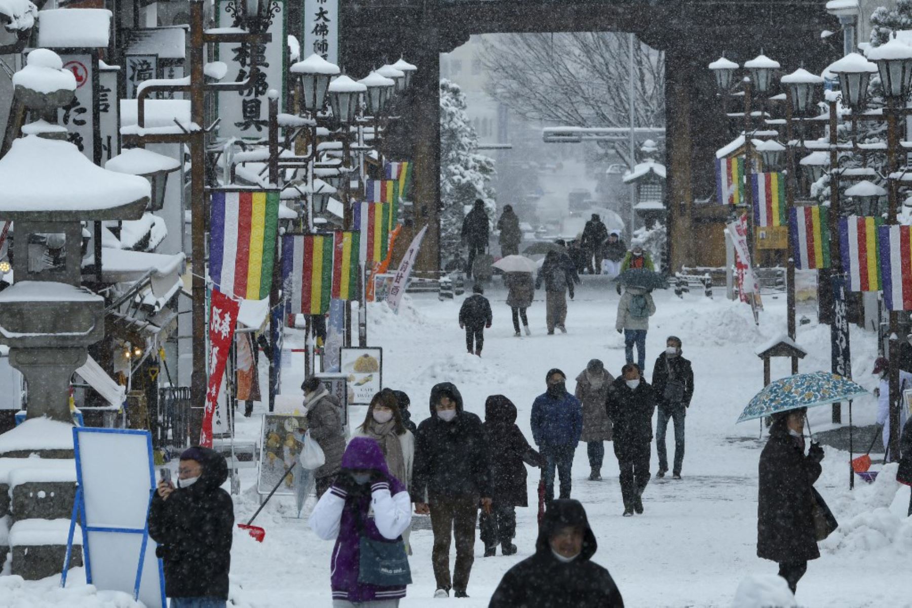 La gente camina sobre la nieve mientras visitan el Templo Zenkoji de Nagano. Foto: AFP