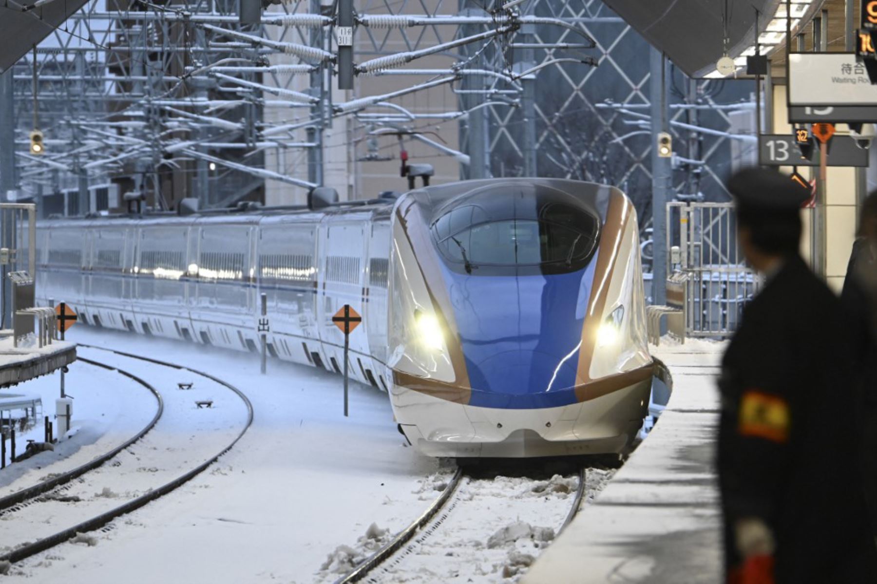 Un tren bala Shinkansen llega a la estación de Nagano en Nagano. Foto: AFP