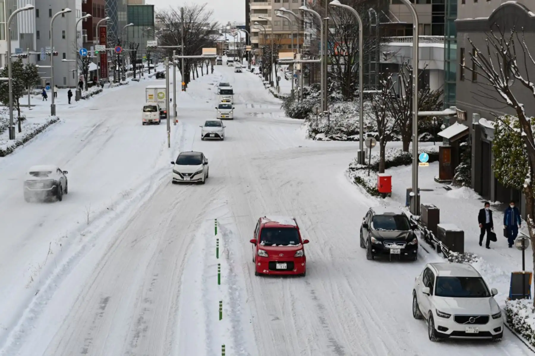 Automóviles cubiertos de nieve en la ciudad de Nagano. Foto: AFP