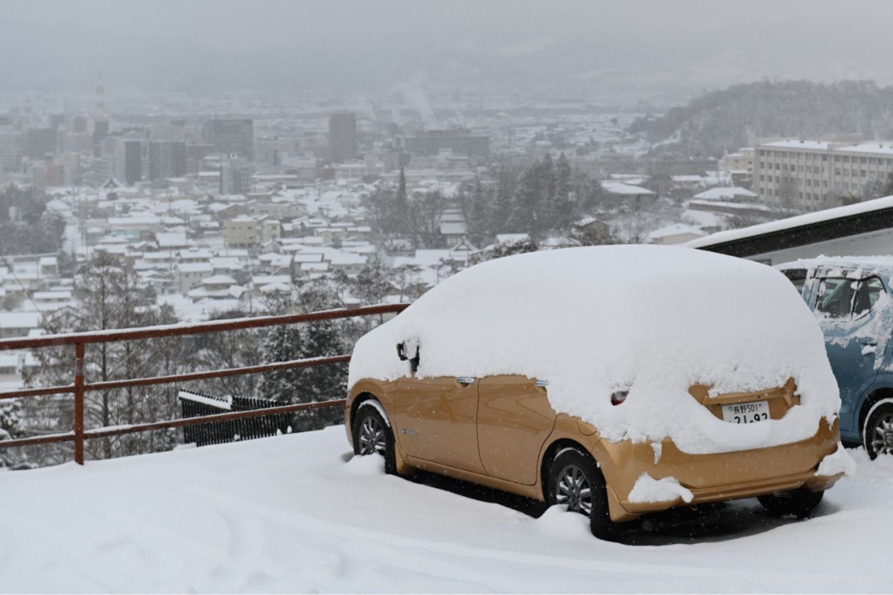 Automóviles cubiertos de nieve en la ciudad de Nagano. Foto: AFP