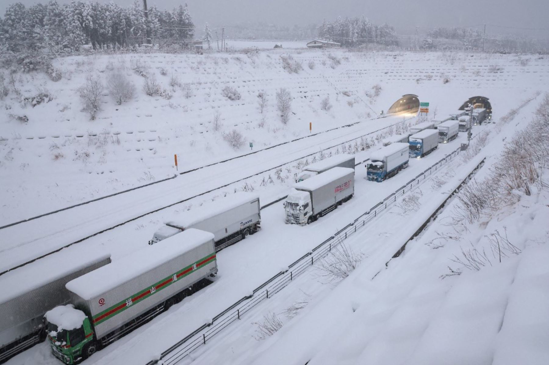 Camiones atascados debido a las fuertes nevadas en la autopista Shin-Meishin en Yokkaichi. Foto: AFP