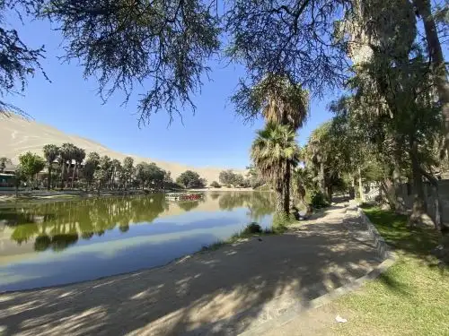 La laguna Huacachina, el ícono turístico de Ica, luce desierta sin visitantes desde hace una semana debido al bloqueo de la Panamericana Sur y a los actos de vandalismo. Foto: Genry Bautista.