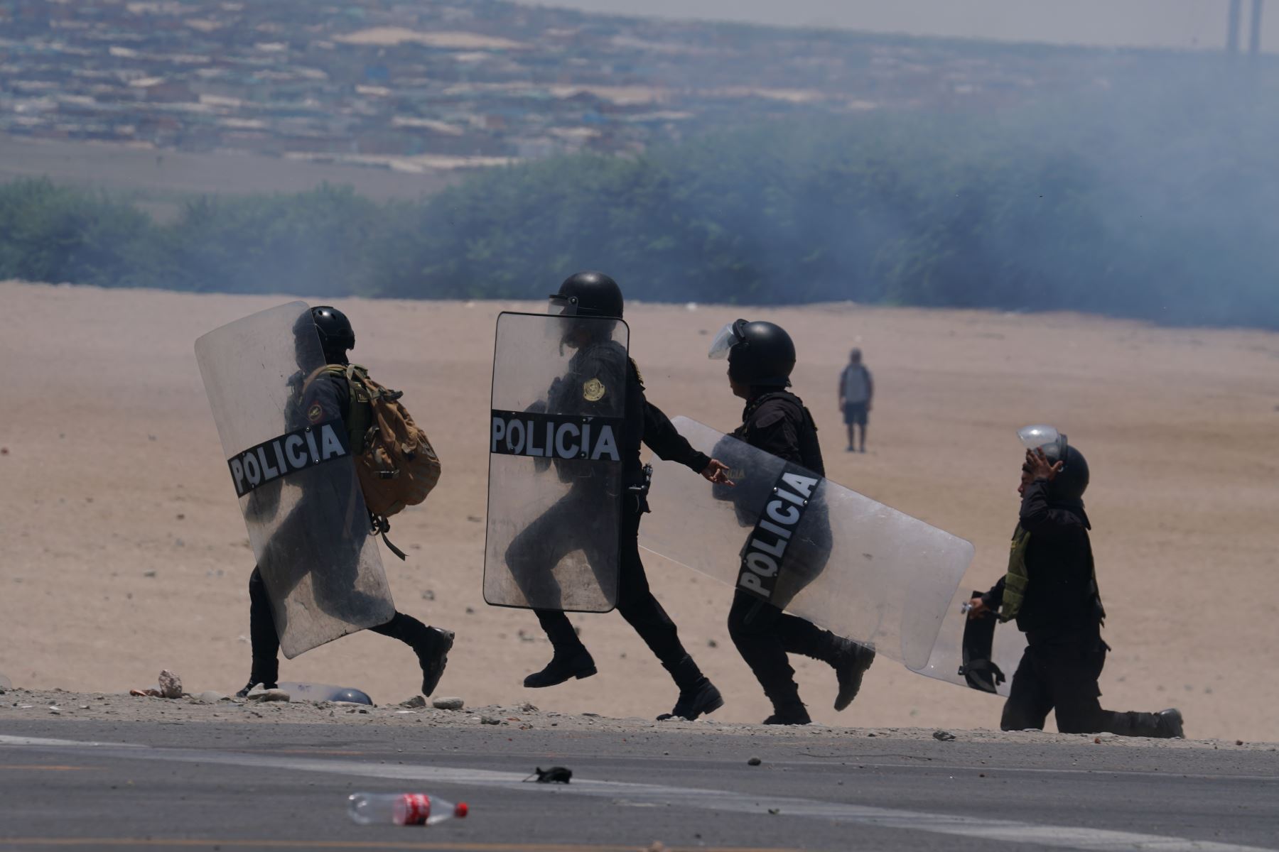Policía Nacional liberó la carretera Panamericana Sur bloqueada por piquetes de manifestantes. Foto: Cortesía