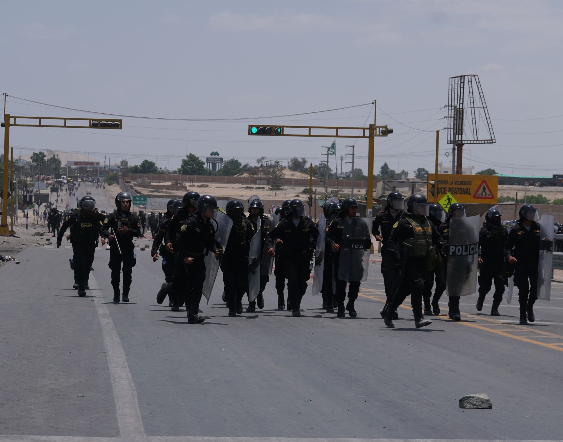 Policía Nacional ejecuta operativo para liberar la carretera Panamericana Sur a la altura de la provincia de Ica bloqueada por piquetes de manifestantes. Foto: Genry Bautista