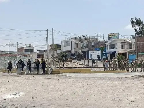 Policía Nacional y el Ejército del Perú brindan seguridad en el puente Añashuayco luego de liberar la vía que se encontraba bloqueada desde la semana pasada afectando a los pobladores del cono norte de Arequipa. Foto: Rocío Méndez