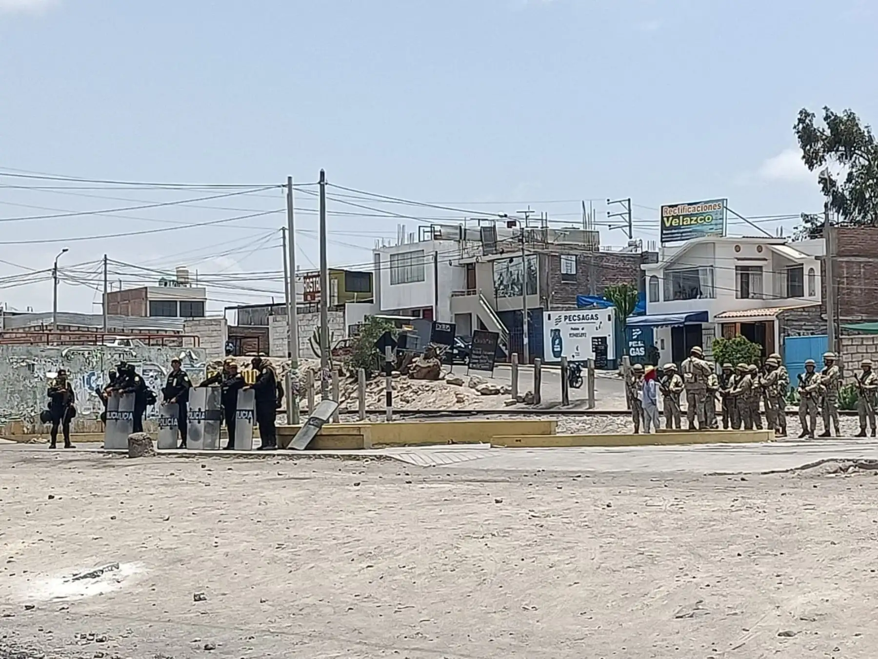 Policía Nacional y el Ejército del Perú brindan seguridad en el puente Añashuayco luego de liberar la vía que se encontraba bloqueada desde la semana pasada afectando a los pobladores del cono norte de Arequipa. Foto: Rocío Méndez
