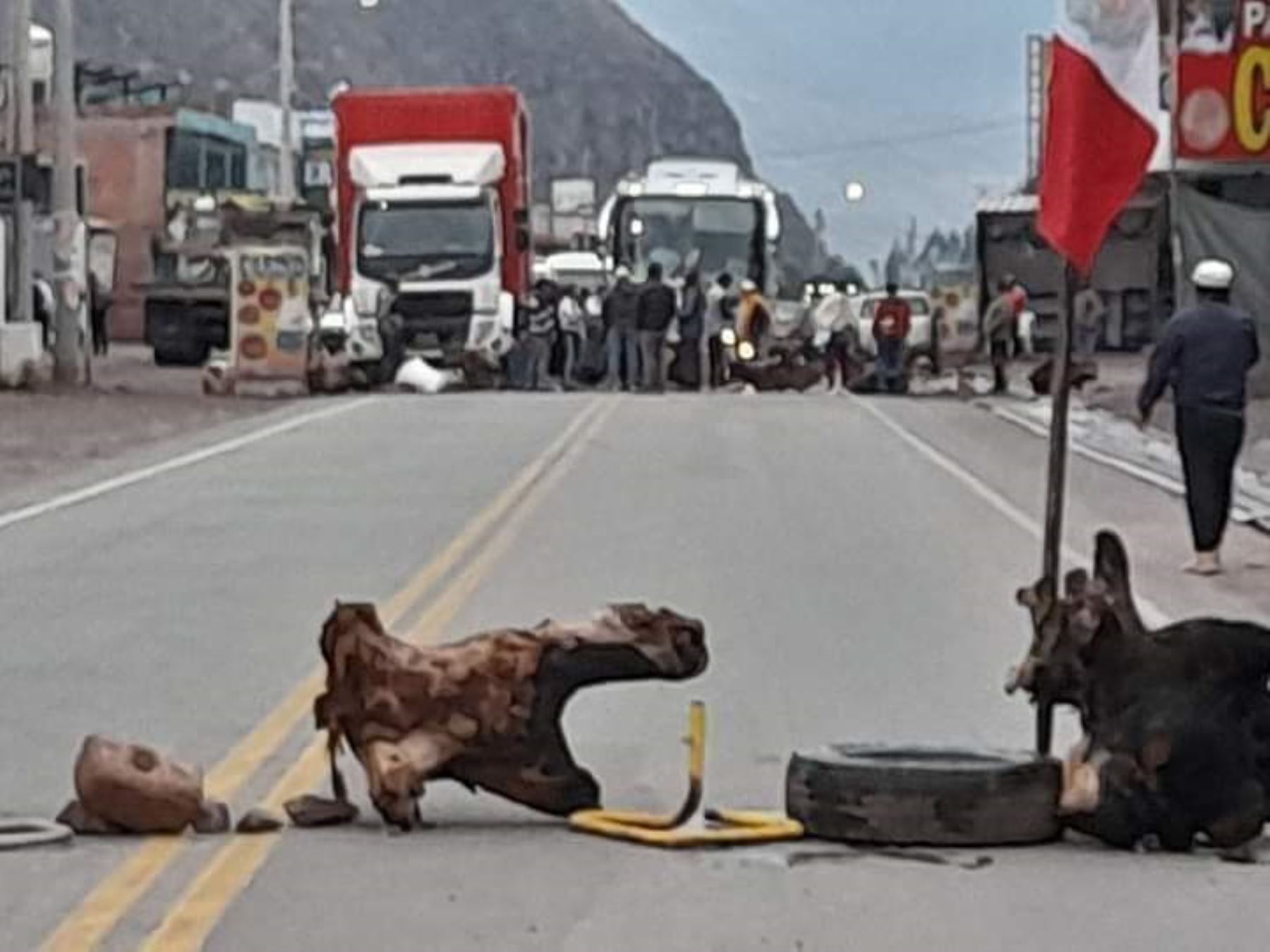 El bloqueo de carreteras que afecta a diversas regiones del país cobró una nueva víctima. Un niño murió en Cusco porque no pudo llegar a tiempo al centro de salud para recibir atención.
