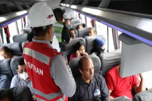 La Sutran recuerda a los transportistas que para el caso de viajes con tiempo superior a cinco horas en el horario diurno o cuatro en el horario nocturno se debe contar con dos conductores para el relevo respectivo.