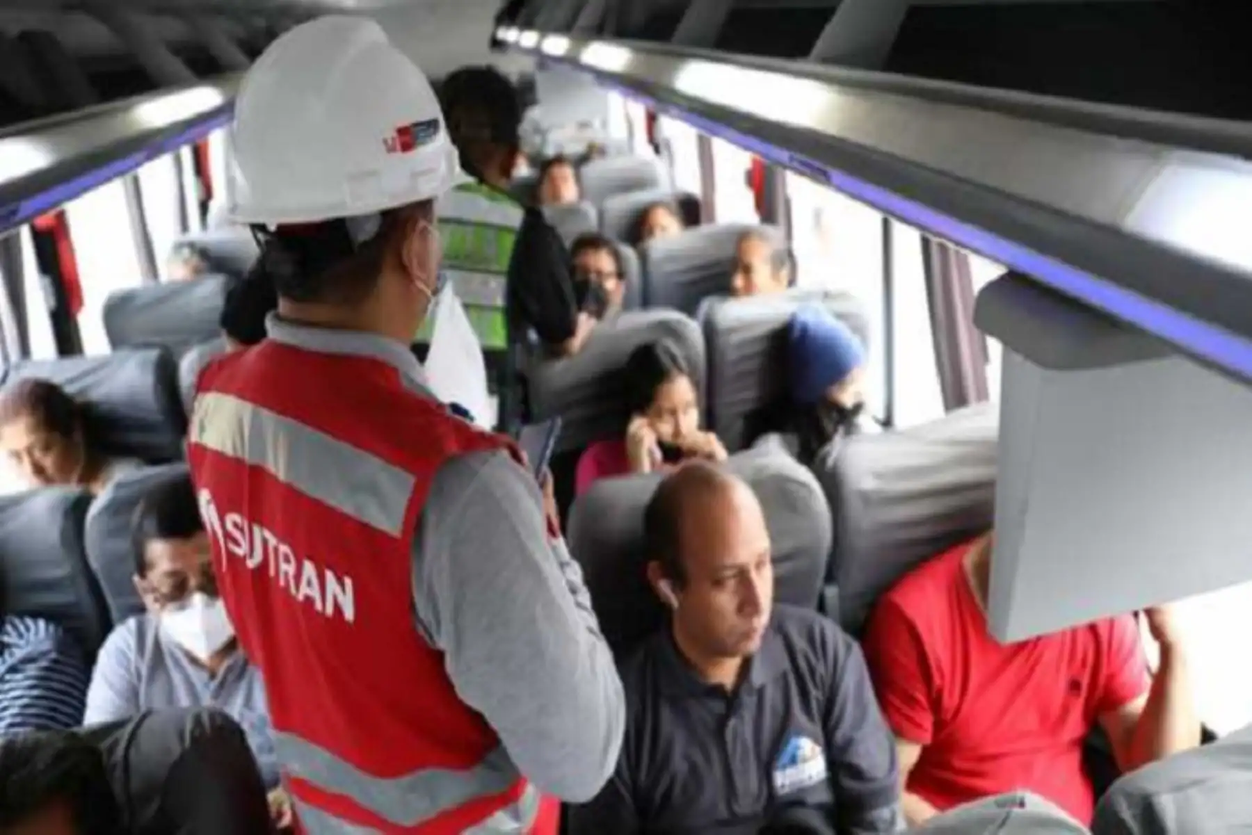 La Sutran recuerda a los transportistas que para el caso de viajes con tiempo superior a cinco horas en el horario diurno o cuatro en el horario nocturno se debe contar con dos conductores para el relevo respectivo.