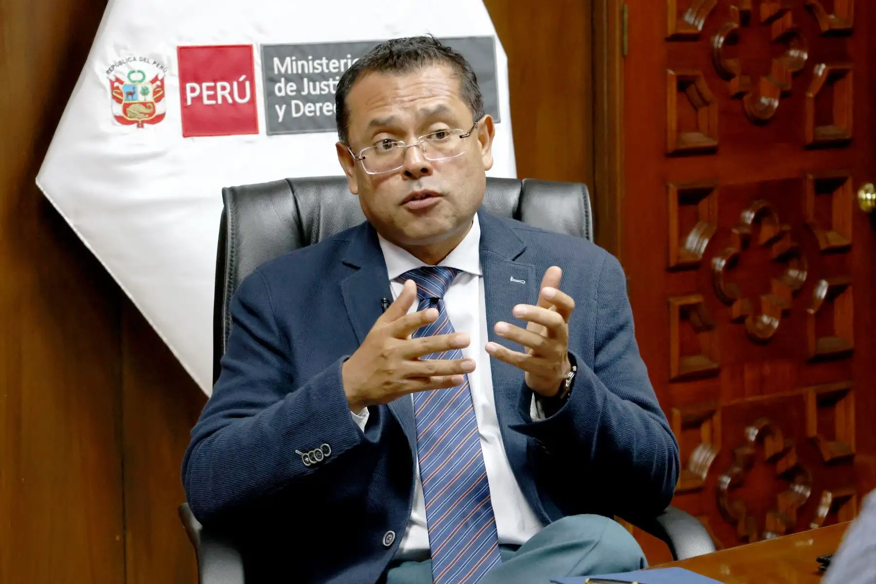 El ministro de Justicia y Derechos Humanos, José Tello Alfaro, afirmó hoy que el compromiso del gobierno es conducir una transición política con los brazos extendidos a todos los actores legítimos