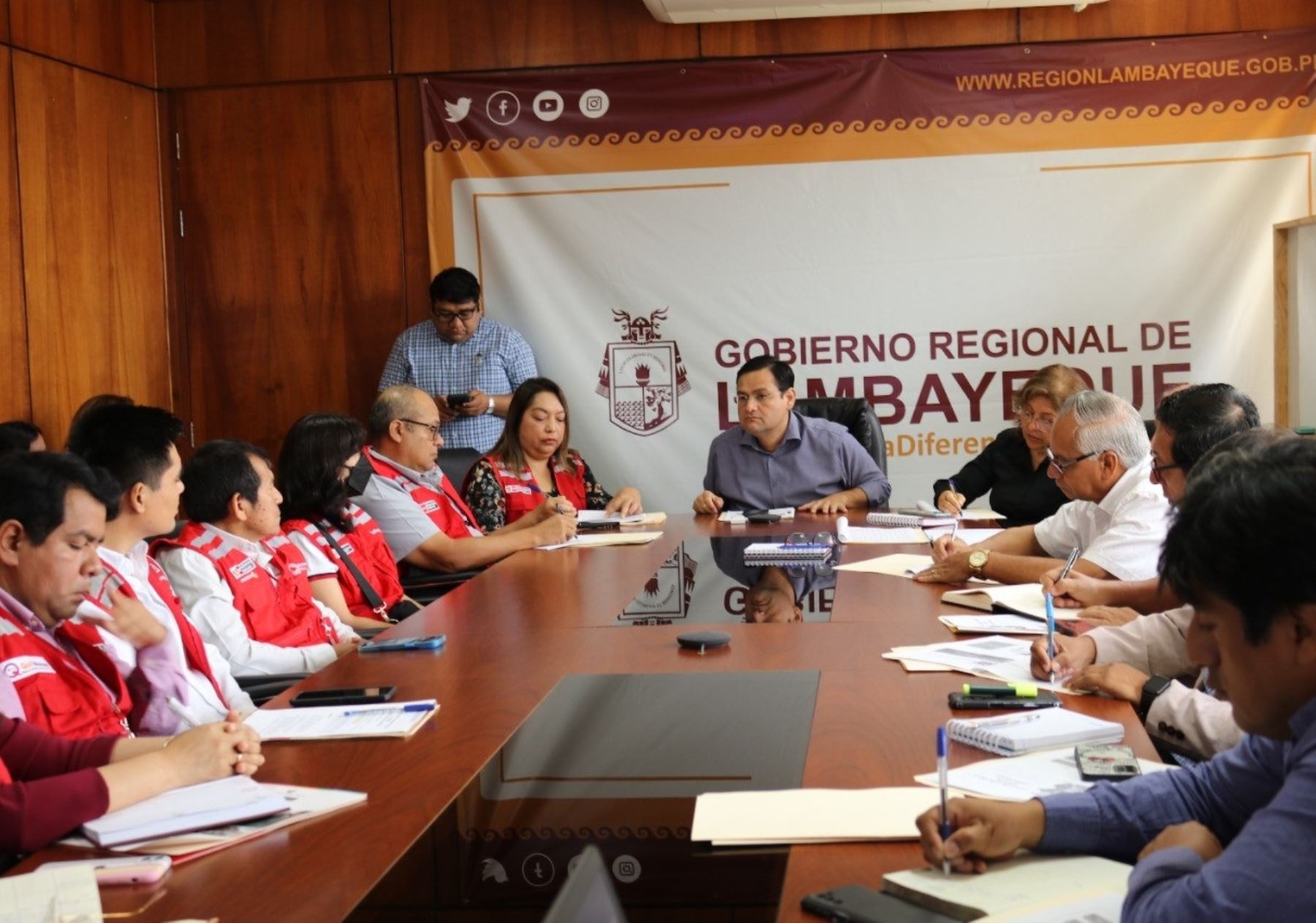 El gobernador regional de Lambayeque, Jorge Pérez, encabezó una reunión de coordinación con representantes de Qali Warma y de otros programas sociales para mejorar el servicio que brindan en la región.