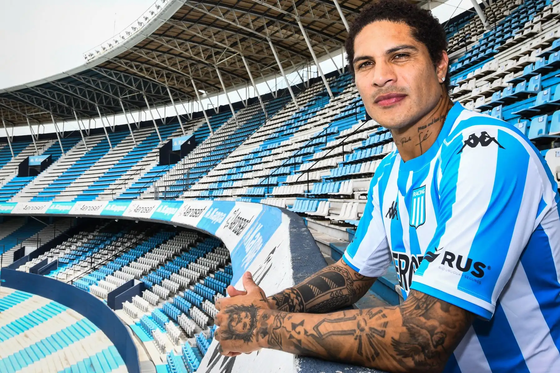 Paolo Guerrero, durante su presentación en el Racing Club de Argentina. Foto: Racing Club