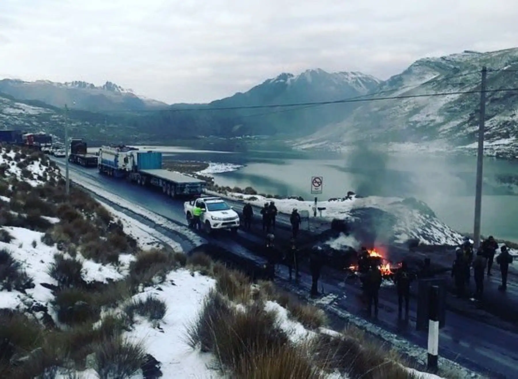 Manifestantes bloquean la carretera Central afectando el tránsito de cientos de vehículos.