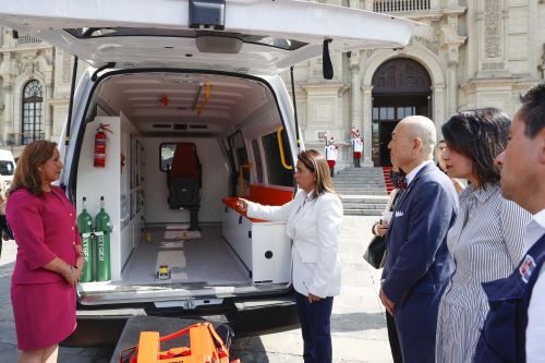 Presidenta Dina Boluarte participa en entrega de ambulancias donadas por Japón