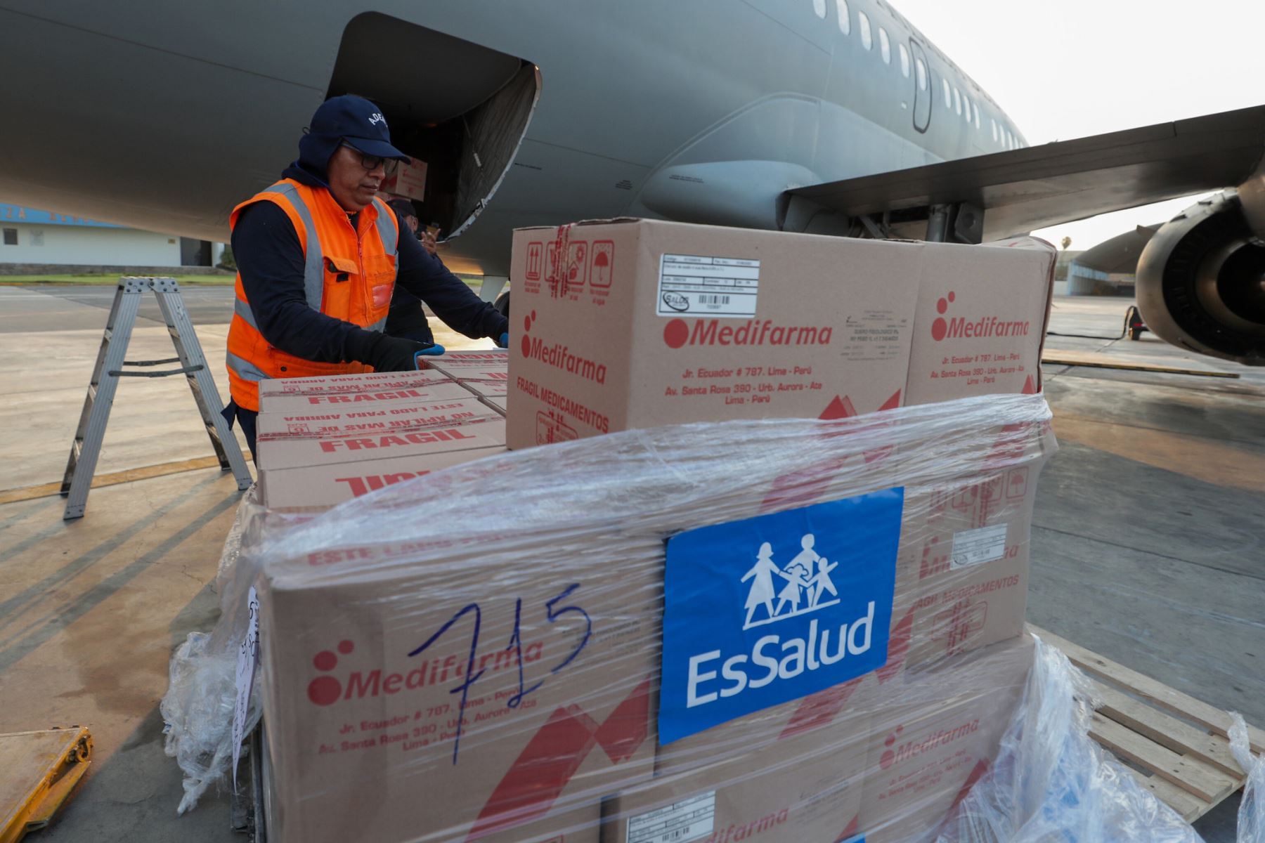 Traslado de 5 toneladas de alimentos y medicinas para abastecer a familias y centros de salud afectados por el bloqueo de carreteras. Foto: PCM