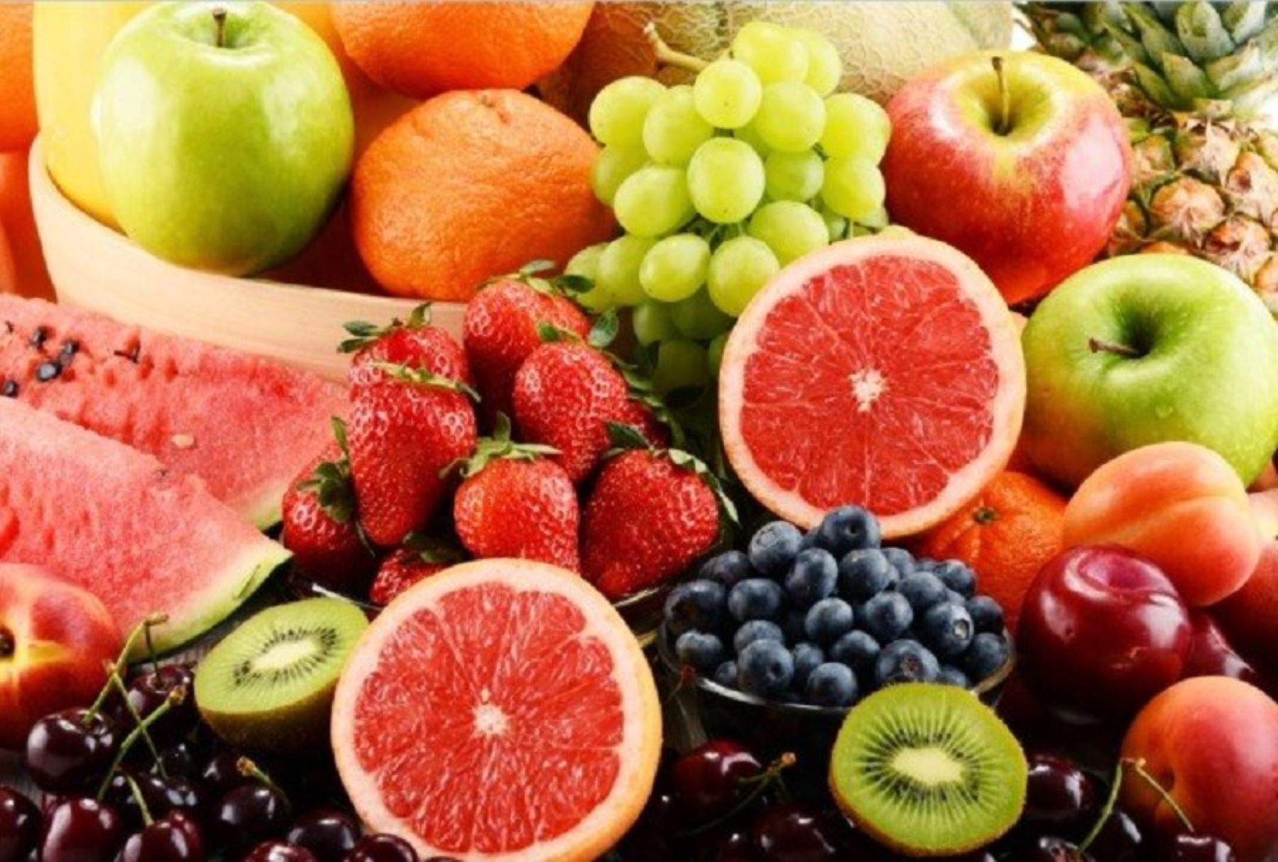 Cuando consumimos las frutas, absorbemos su agua y vitaminas. Pero en el caso de las semillas, el cuerpo humano no las puede procesar, entonces ¿cuál es su función?  Foto: Andina