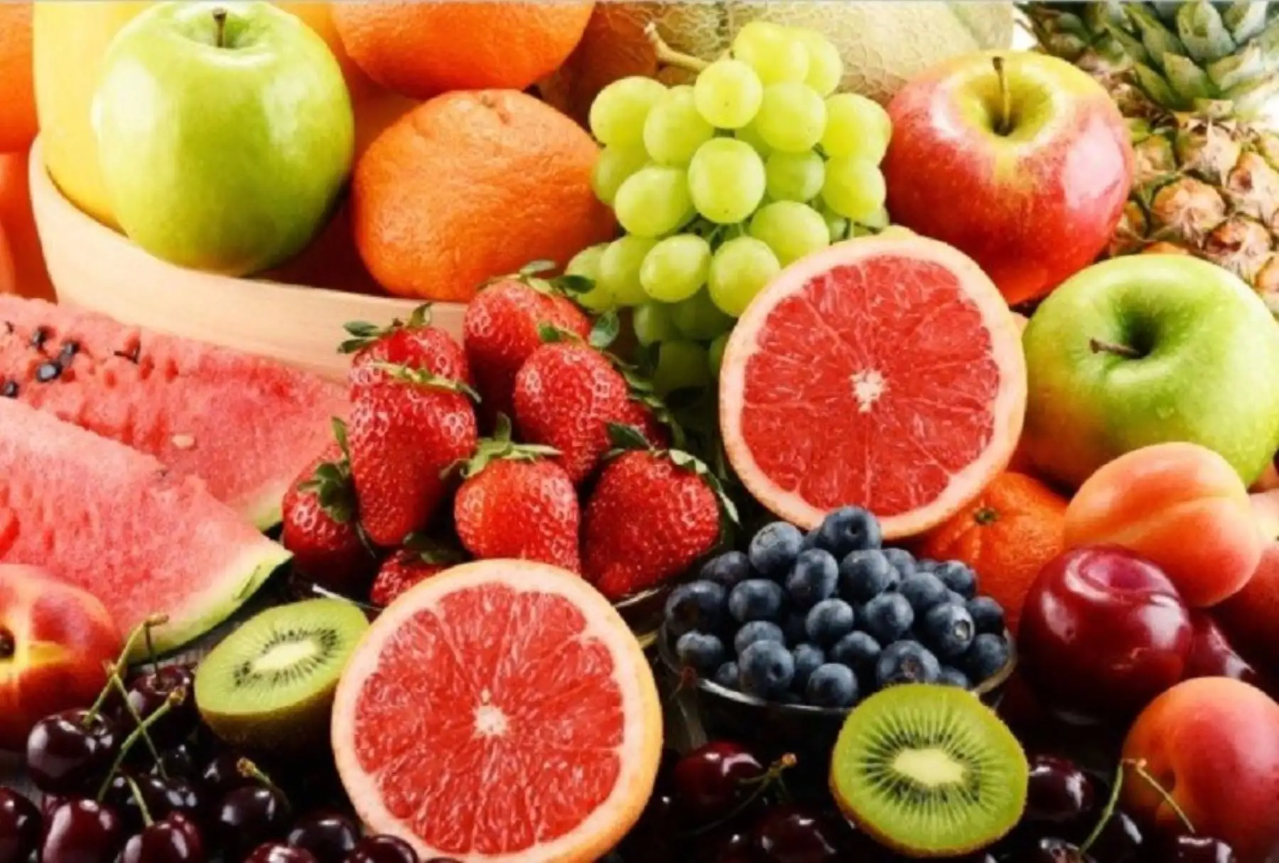 El creciente aumento de la temperatura en este verano trae consigo golpes de calor y cuadros de deshidratación que pueden combatirse con una alimentación saludable rica en frutas y verduras, así como el consumo frecuente de líquidos, sobre todo agua pura y refrescos naturales sin azúcar añadida.