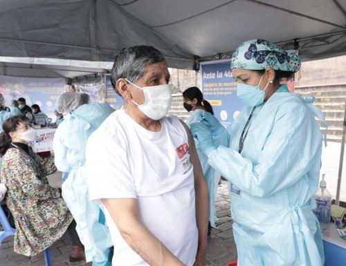 Alrededor de 12,000 trabajadores de salud de Cusco recibirán la vacuna bivalente contra el covid-19, anunció la Gerencia Regional de Salud (Geresa). ANDINA/Difusión