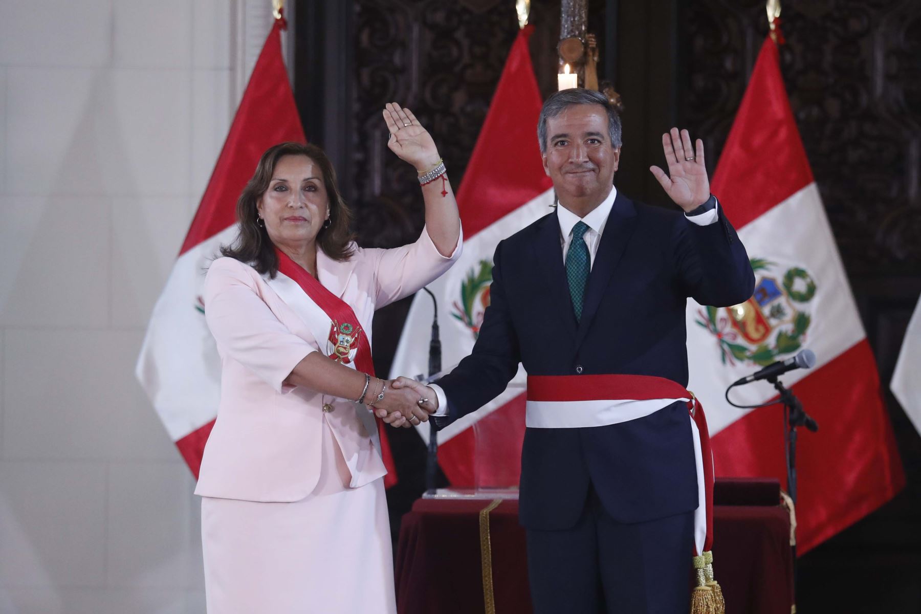 Presidenta de la República, Dina Boluarte, tomó juramento al nuevo titular del Ministerio de la Producción, Raúl Pérez Reyes, en el Palacio de Gobierno.

Foto: ANDINA/Presidencia Perú