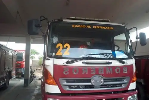 Durante protestas en Lima e Ica se rompieron lunas y hundieron parte de la carrocería de las unidades utilizadas en el control de incendios y atenciones médicas. Foto: ANDINA/difusión.