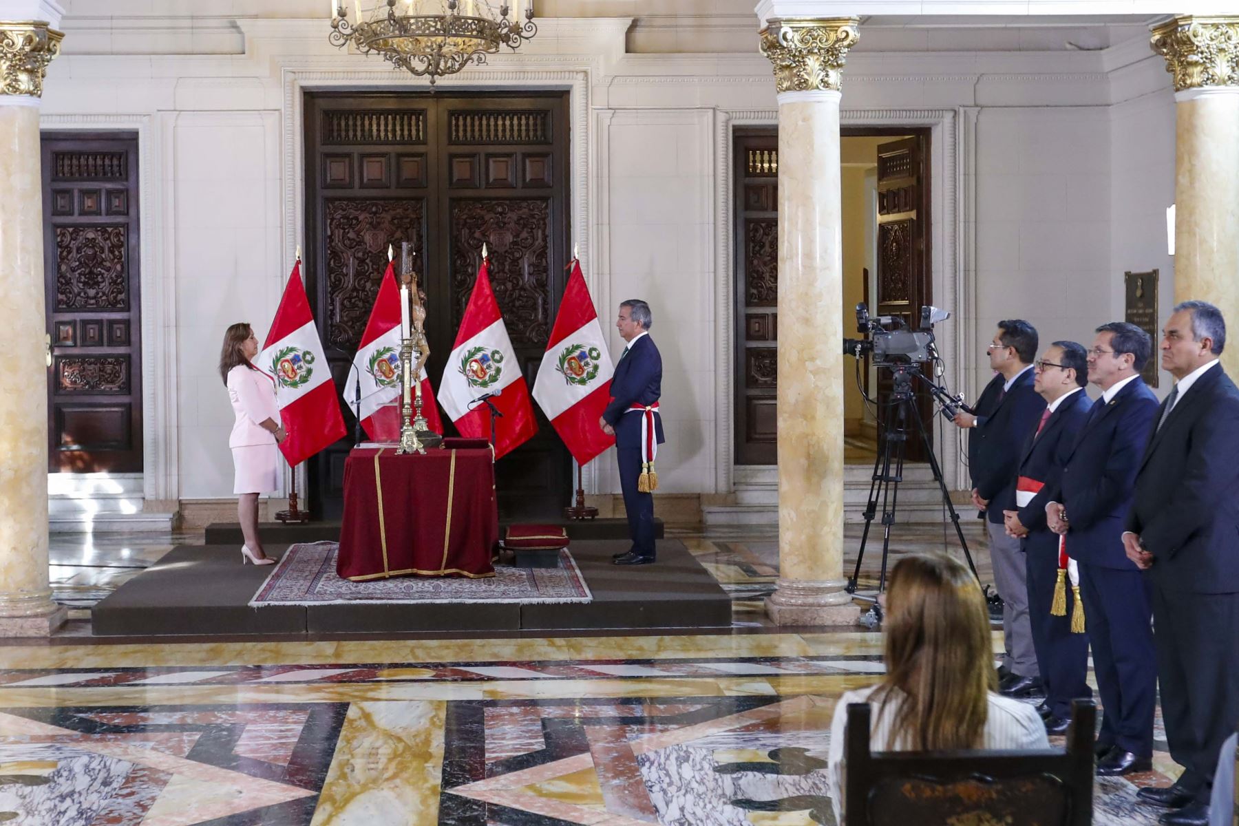 Presidenta de la República, Dina Boluarte, tomó juramento al nuevo titular del Ministerio de la Producción, Raúl Pérez Reyes, en el Palacio de Gobierno.

Foto: ANDINA/Presidencia Perú