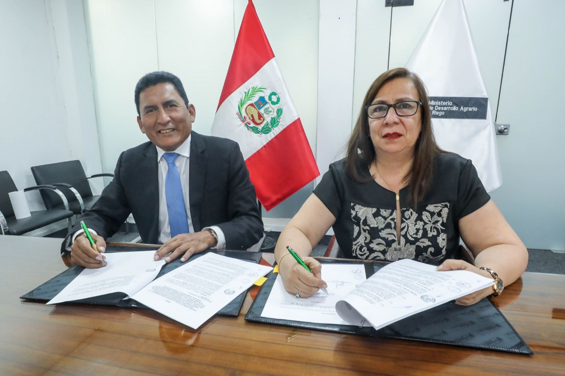La ministra de Desarrollo Agrario y Riego, Nelly Paredes, suscribió un convenio con Agrobanco a fin de facilitar el pago del Fertiabono II. Foto: cortesía.