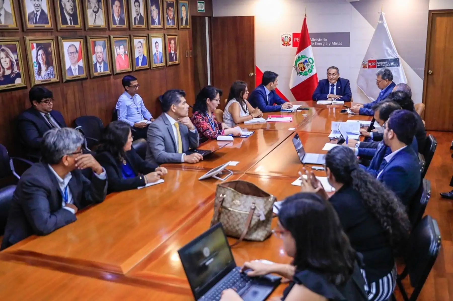 Ministro de Energía y Minas, Óscar Vera, encabezó diálogo multisectorial para cerrar las brechas de infraestructura y servicios públicos en la región Loreto. Foto: cortesía.