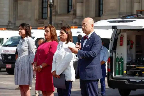 Embajador Kazuyuki Katayama entregó un nuevo lote de ambulancias donadas por Japón al Ministerio de Salud. Foto: Andina/Difusión.