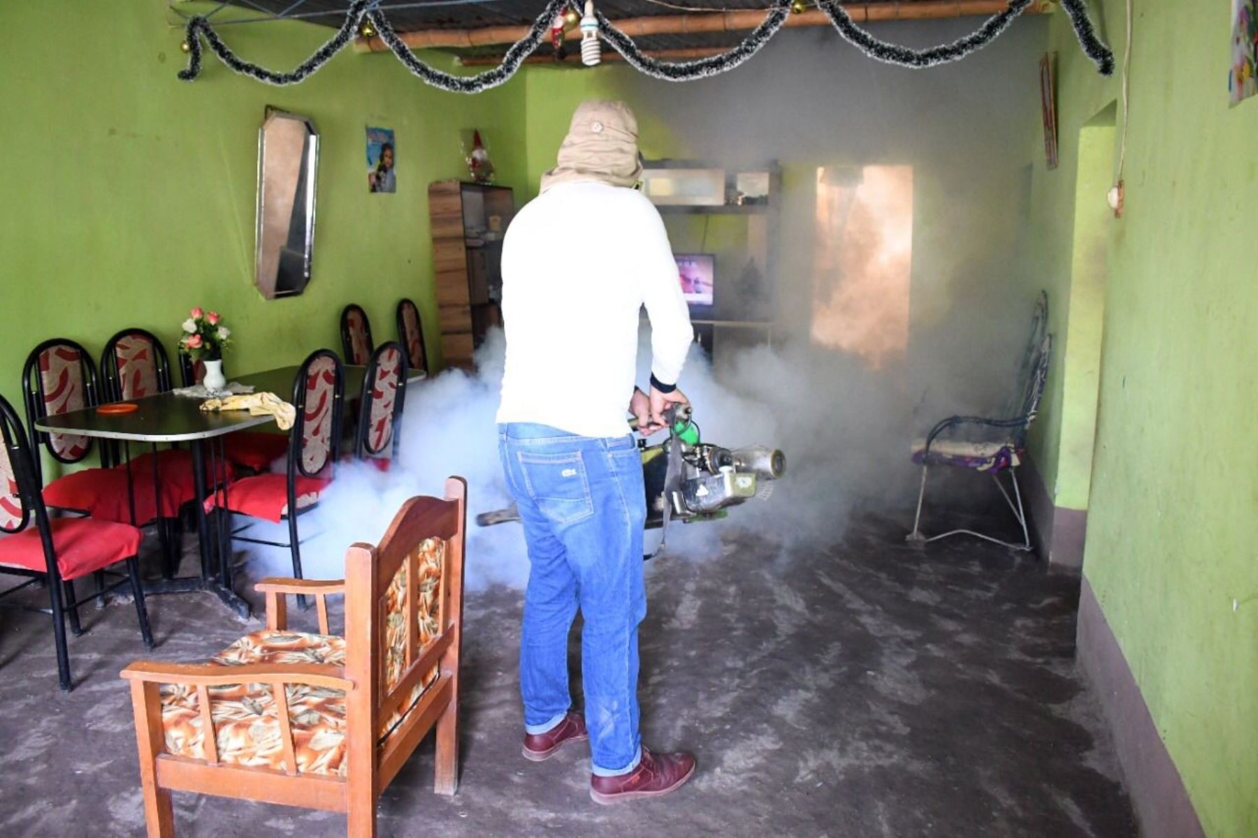 Brigadas sanitarias fumigan viviendas en Lambayeque para eliminar el zancudo transmisor del dengue. Foto: ANDINA/Difusión