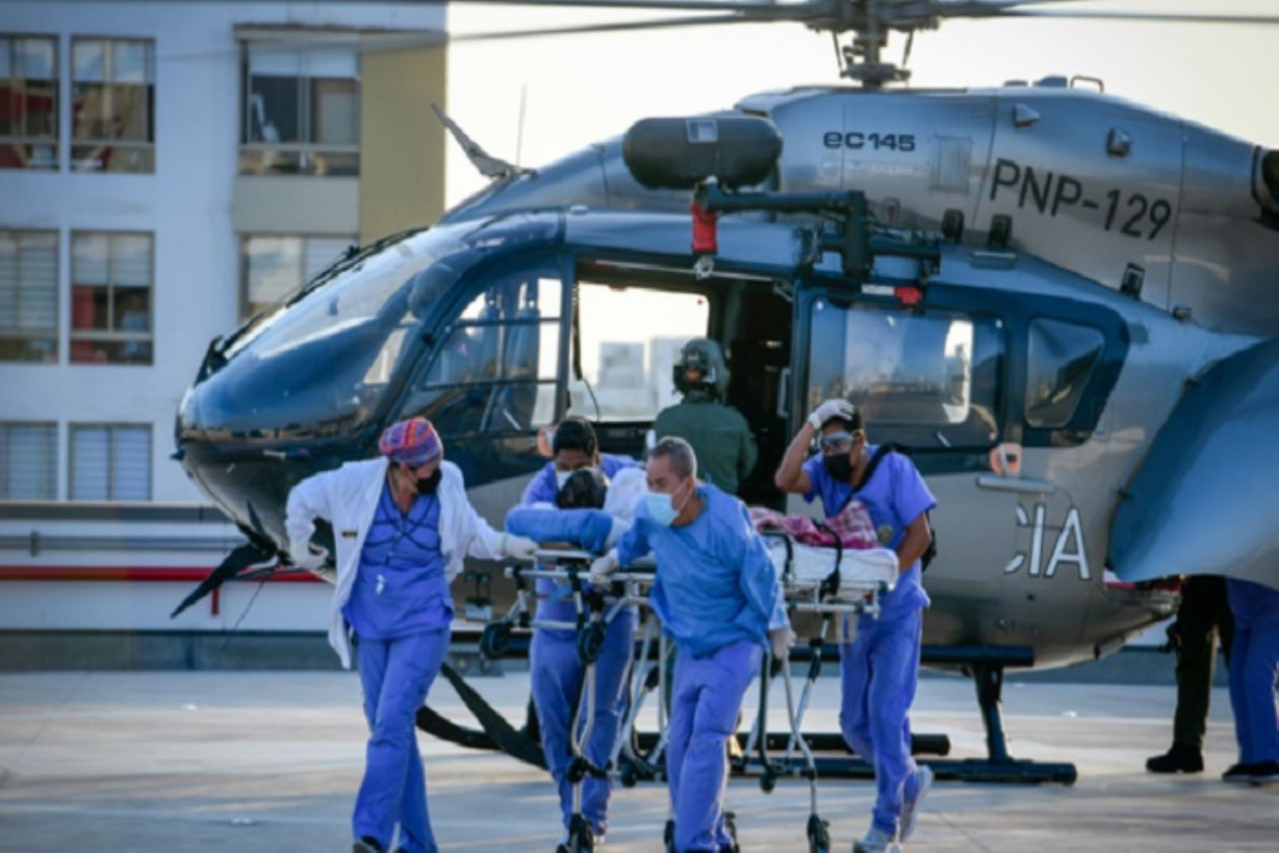 El suboficial Joel Montañez Colque llegó junto a un equipo de paramédicos, quienes se encargaron de su seguridad clínica durante la evacuación.