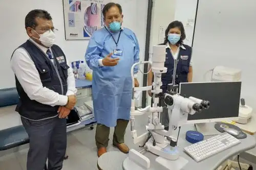 El director general de la Diris Lima Sur, Jaime Valderrama Gaitán (primero de la izquierda), fortalecerá la Red de Salud Ocular en los establecimientos de salud del primer nivel de atención. ANDINA/ Diris Lima Sur