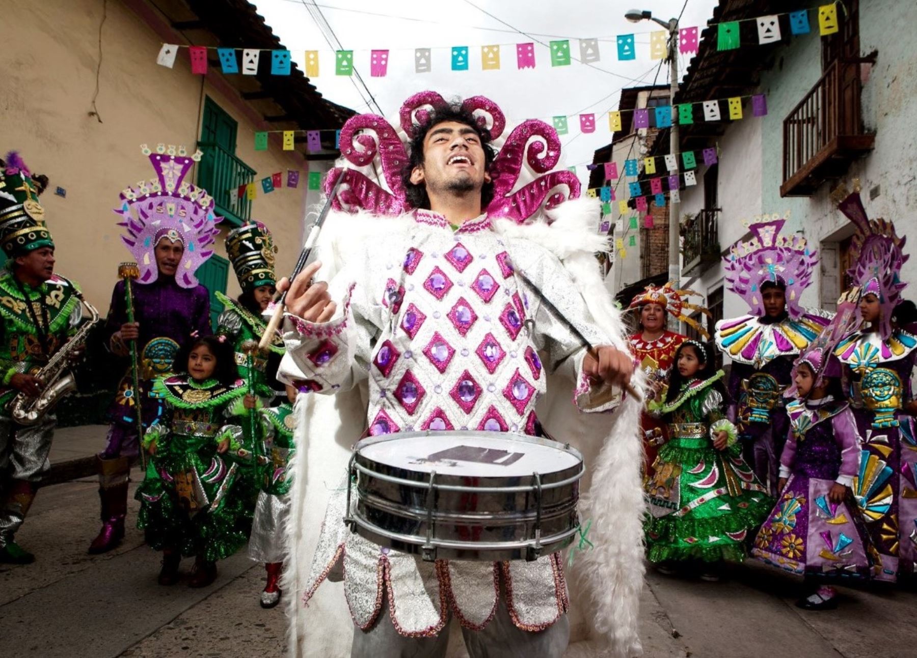 Cajamarca inicia actividad por el carnaval. Esta noche se realizará el tradicional pregón del carnaval y las comparsas desfilarán por las calles del centro histórico de esta ciudad. Foto: Eduard Lozano