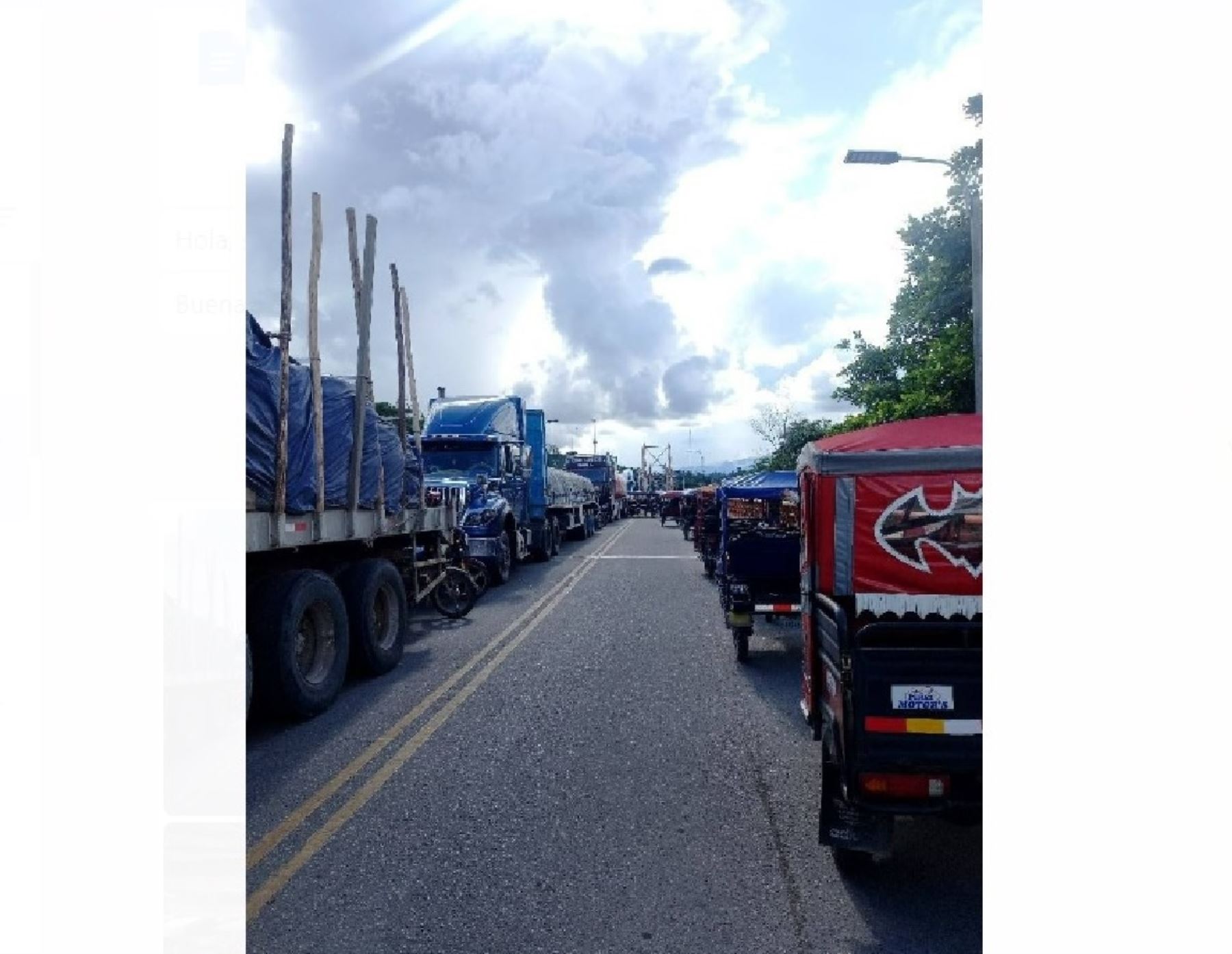 Cientos de vehículos se encuentran varados en la carretera Federico Basadre, la principal vía que comunica Ucayali con el resto del país.