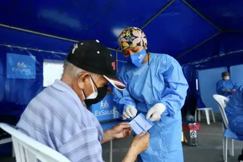 Los adultos mayores de 60 años a más reciben desde hoy la vacuna bivalente contra el covid-19. Foto: ANDINA/Ricardo Cuba.