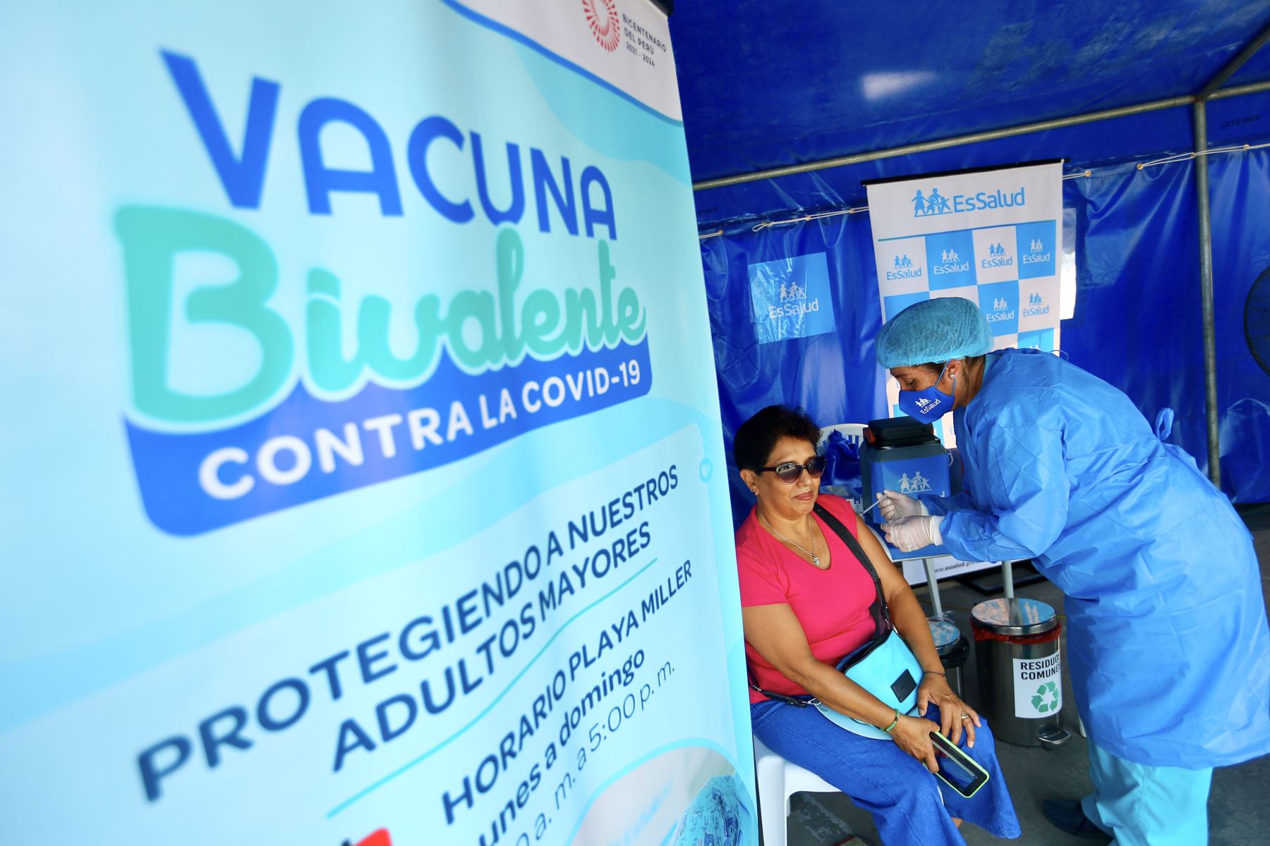EsSalud aplica vacuna bivalente contra Covid-19 a adultos mayores de 60 años.

Foto: ANDINA/Ricardo Cuba