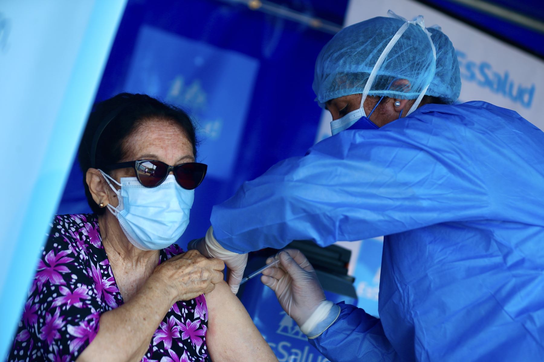 EsSalud aplica vacuna bivalente contra Covid-19 a adultos mayores de 60 años.

Foto: ANDINA/Ricardo Cuba