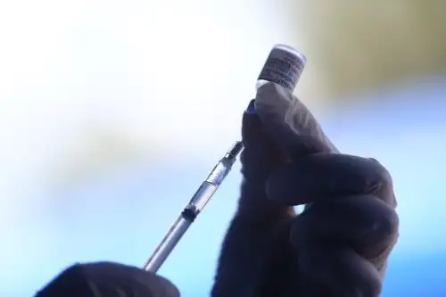 La FDA de EE. UU. desarrolla una investigación “exhaustiva” en múltiples grupos de edad relacionada “sobre las muertes potencialmente relacionadas con las vacunas contra el coronavirus”. Foto: ANDINA/Ricardo Cuba