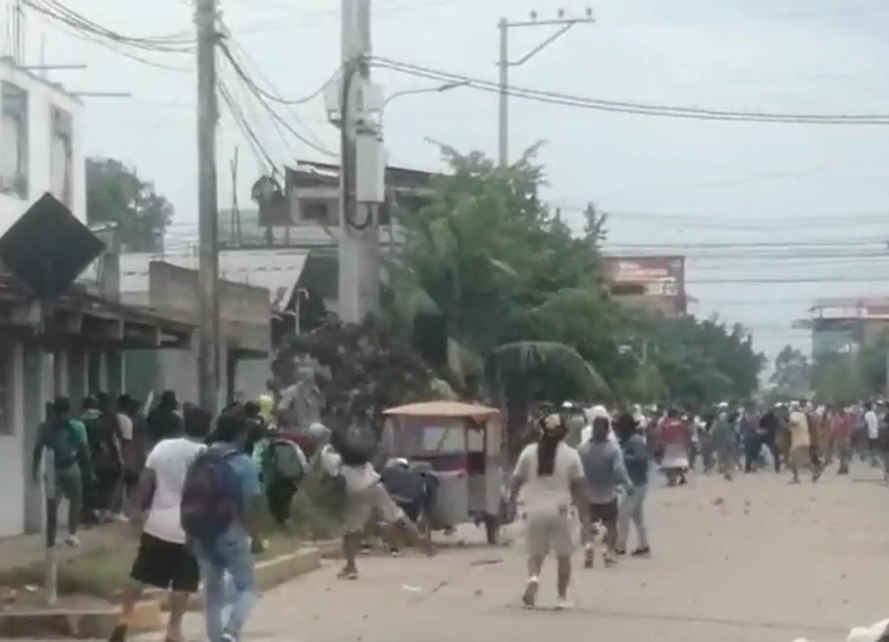 Una turba atacó con piedras y otros objetos la vivienda del gobernador de Madre de Dios, Luis Otsuka.